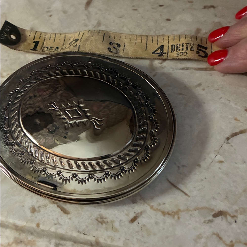 Elegant Silver-Toned Decorative Compact Mirror - Picture 3 of 4